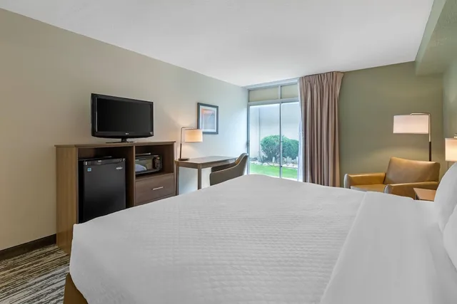 غرفة بسرير كينج لذوي الإعاقة، Quality Inn and Conference Center I-80 Grand Island 3/8