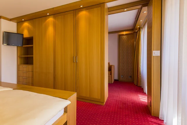 جناح بسرير مزدوج بإطلالة على الجبل مع أريكة، Hotel Excelsior 2/5