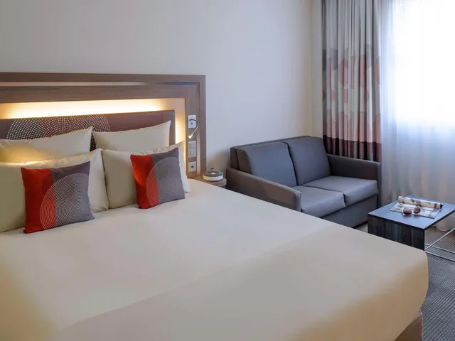غرفة سوبيريور بسرير كوين مع أريكة، Novotel Lugano Paradiso 2/10