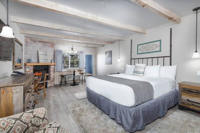 Sky, King Bed, Sky Ranch Lodge 2/6