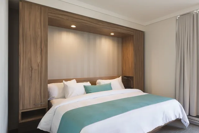 Suite, King Bed, Queen Murphy Bed, Mountain or Resort View، Hotel Valcartier 1/4