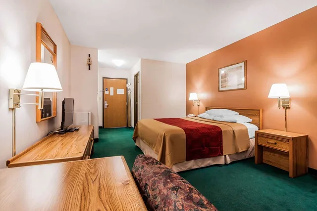 غرفة بسرير كوين، Rodeway Inn Holdrege NE 3/4