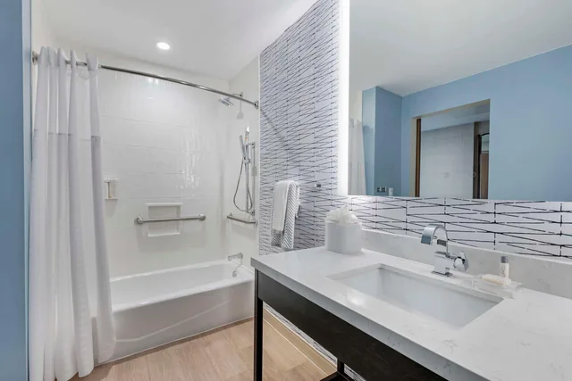Suite, King Bed, Accessible, Cambria Hotel Austin Downtown 2/4