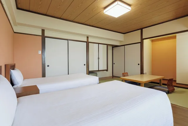 غرفة يابانية غربية قياسية بسريرين منفصلين وفرشتي فوتون بإطلالة على البحر، Izumigo Toba Dog Paradise Hotel 1/5
