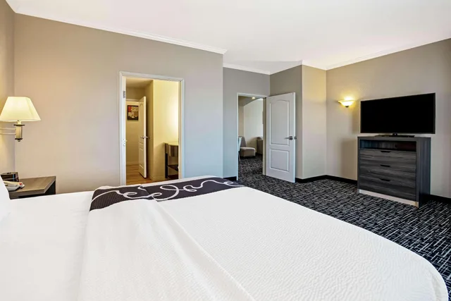 جناح استوديو ديلوكس بسرير كينج، La Quinta Inn & Suites by Wyndham Garland Harbor Point 2/3