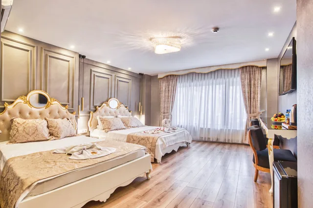 Family, 1 Single and 2 Queen Beds، Sirkeci Ersu Hotel 3/10
