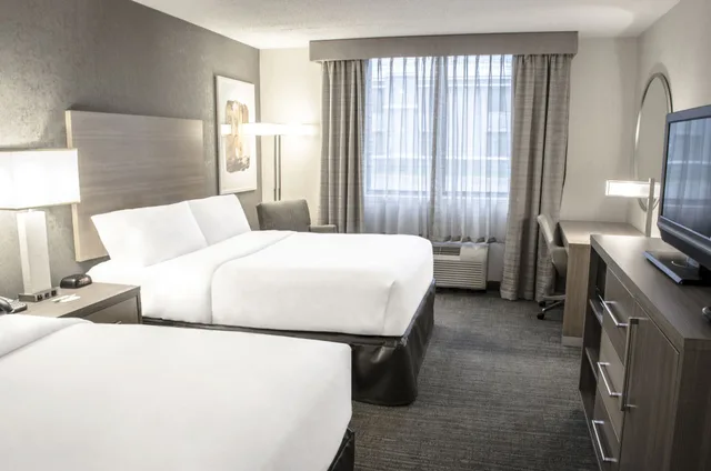 غرفة قياسية بسريرين كوين بإطلالة على المسبح، Holiday Inn Fargo 7/10