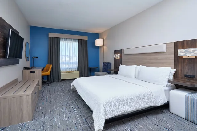 غرفة قياسية بسرير كوين لذوي الإعاقة، Holiday Inn Express Hotel Suites Swift Current 1/10