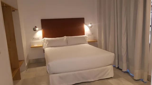 غرفة بسرير مزدوج أو سريرين منفصلين، Basic Hotel Sevilla Catedral 2/5