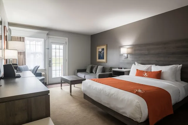 غرفة قياسية بسرير كوين مع أريكة في الطابق الأرضي، Amsterdam Inn & Suites Moncton 2/4