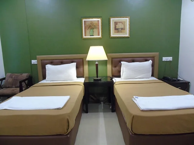 غرفة اقتصادية، Seasons Hotels & Resorts 1/2