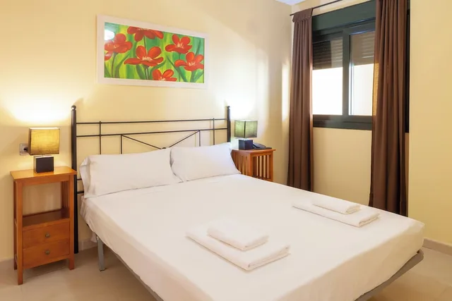 شقة بسريرين منفصلين وسرير كوين بغرفتي نوم بإطلالة جزئية على البحر مع أريكة، Apartamentos Playamarina 1/10