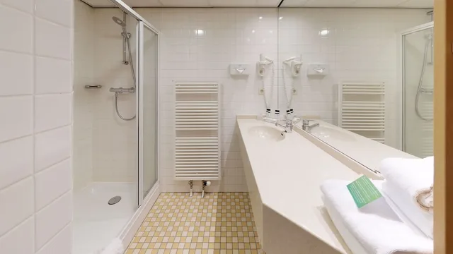 Room, Twin Beds, Hotel Restaurant Oud London 3/3