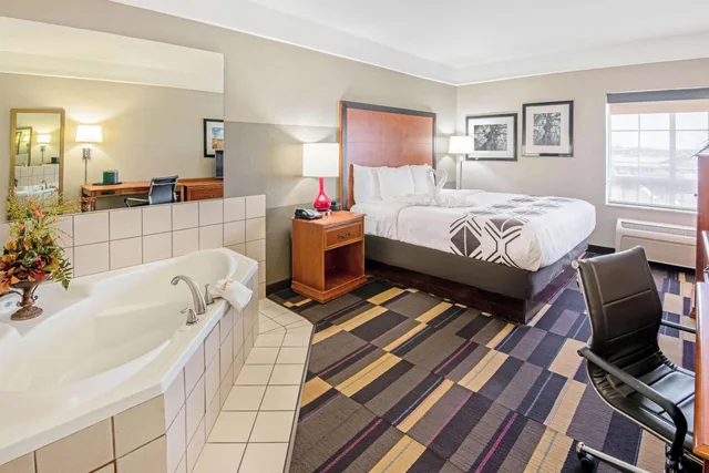 جناح استوديو ديلوكس بسرير كينج، La Quinta Inn & Suites by Wyndham Oklahoma City - Moore 2/5