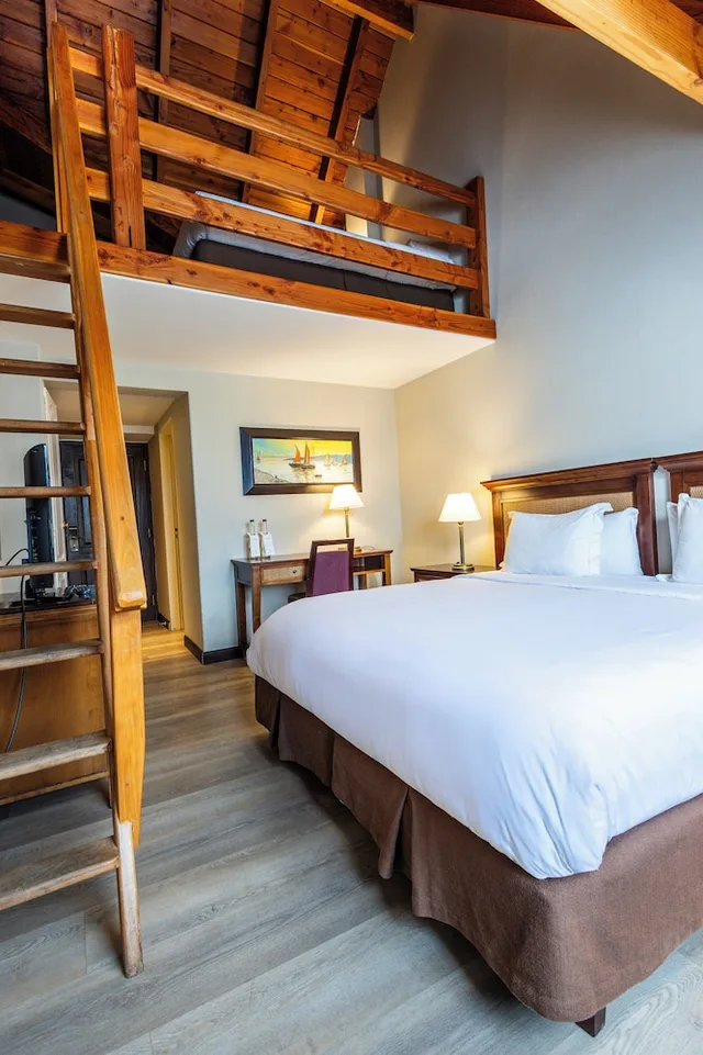 Family, Queen and Twin Beds, Partial Lake View، Cacique Inacayal Lake & Spa Hotel 1/4