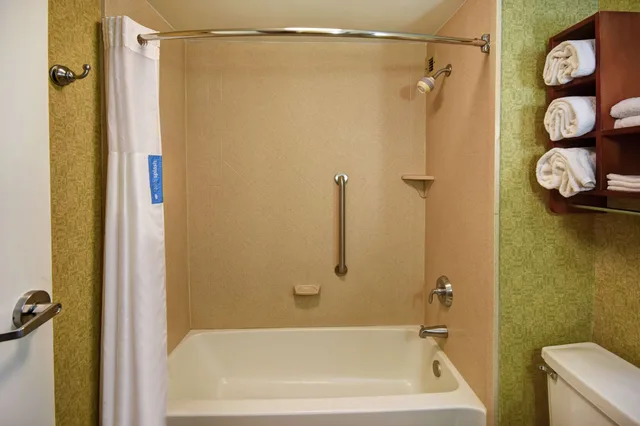 غرفة بسرير كينج مع أريكة، Hampton Inn St. Louis - Westport 9/9