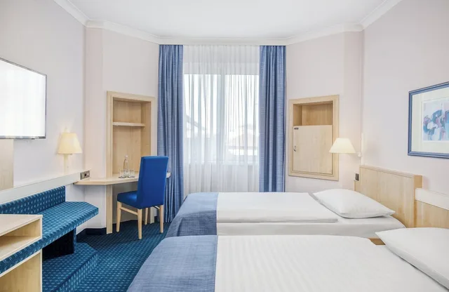Family, 1 Double and 1 Single Bed, INTERCITYHOTEL ERFURT 6/9