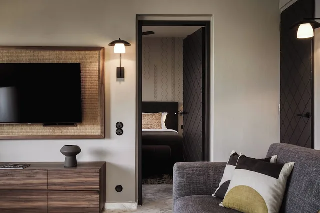 Family Suite, King Bed, Garden View, Outdoor Jetted Tub, Sofa، Domes of Elounda, Autograph Collection 7/10