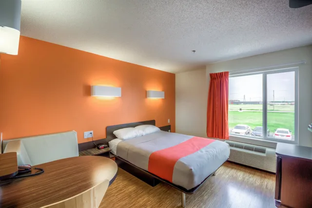 غرفة ديلوكس بسرير كينج بمطبخ صغير، Motel6 Headingley, MB - Winnipeg West 1/10