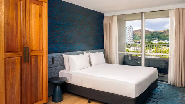 Tower, Apartment, King Bed, Smoking، Holiday Inn Port Moresby 1/3
