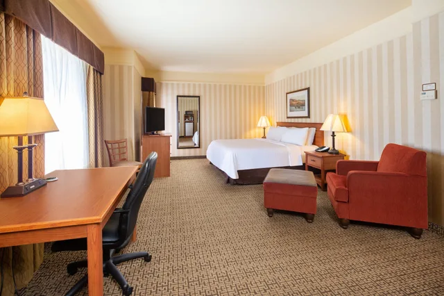 غرفة قياسية بسرير كينج بإطلالة على المدينة، Holiday Inn Express Hotel Suites Astoria 7/10