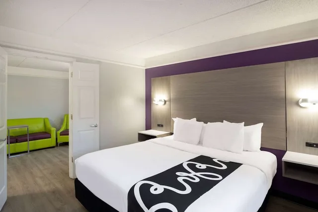 Family Suite, King Bed, La Quinta Inn & Suites by Wyndham Birmingham Hoover 3/6