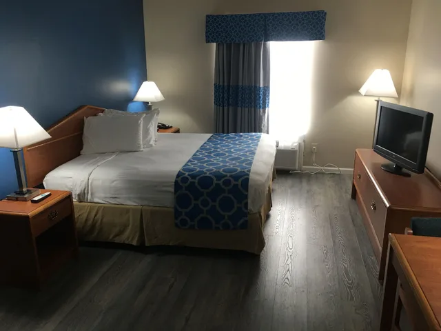 Room, King Bed, Accessible, Baymont by Wyndham Adairsville 2/5