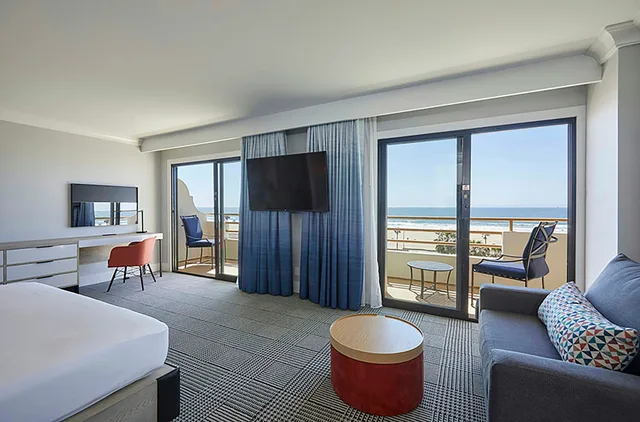 Room, King Bed, Ocean Front، The Waterfront Beach Resort, a Hilton Hotel 3/3