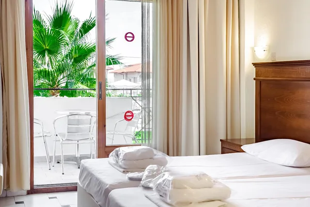 غرفة بسريرين منفصلين بإطلالة على المسبح، Tresor Hotel (ex Hanioti Palace) 2/8