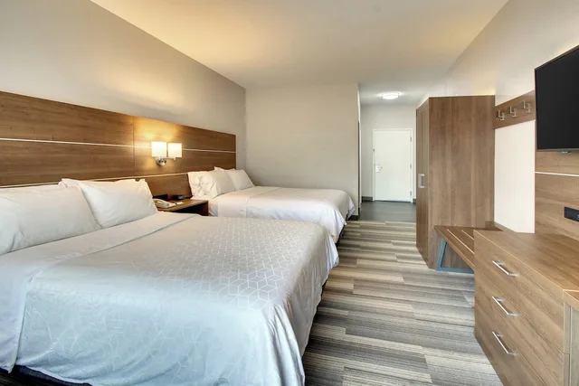 Standard, 2 Queen Beds, Holiday Inn Express Hotel & Suites Laurel 1/2