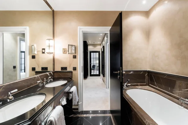 جناح بسرير كينج مع أريكة، Hotel Bayerischer Hof 1/1