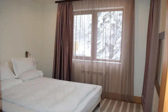 جناح، The Lodge Hotel 2/4