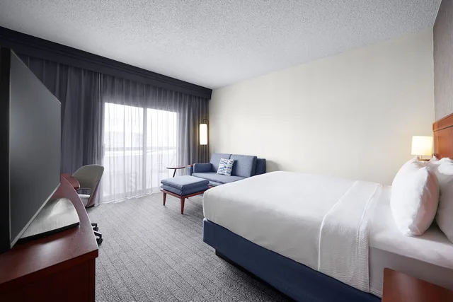 Deluxe, King Bed, Sofa, Courtyard by Marriott Kansas City Overland Park/Metcalf, South of College Boulevard 1/3