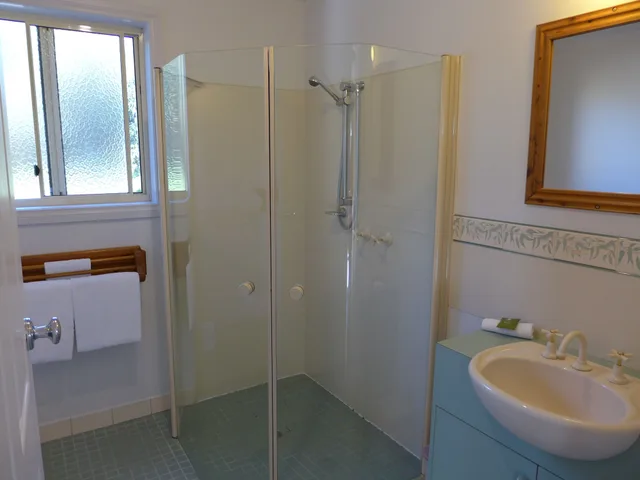 كوخ بسرير كوين وسريرين منفصلين بغرفتي نوم لذوي الإعاقة، DAYSY HILL COUNTRY COTTAGES 6/10