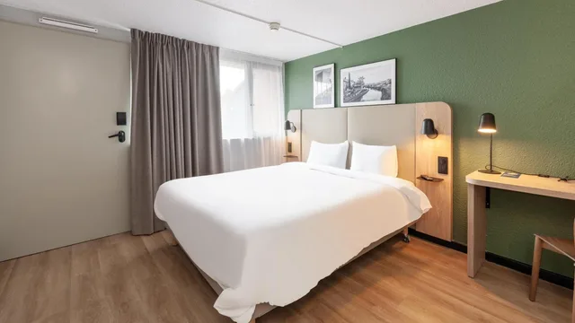 غرفة قياسية بسرير كوين، CAMPANILE EPONE 7/10