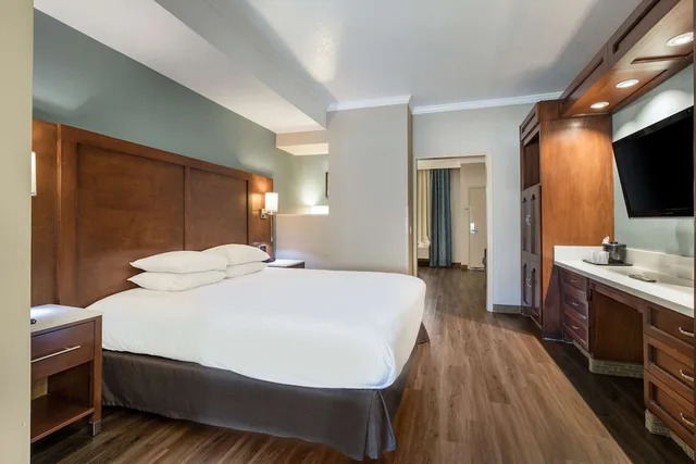 جناح بسرير كينج بحوض جاكوزي، MainStay Suites Orange County John Wayne Airport 1/6