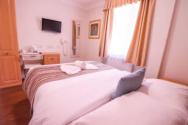 غرفة بسرير مزدوج بحمام خاص، The Fairway Hotel 3/7