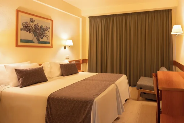 غرفة ثلاثية بثلاثة أسرّة بإطلالة على البحر، Htop Pineda Palace - Adults Only 3/8