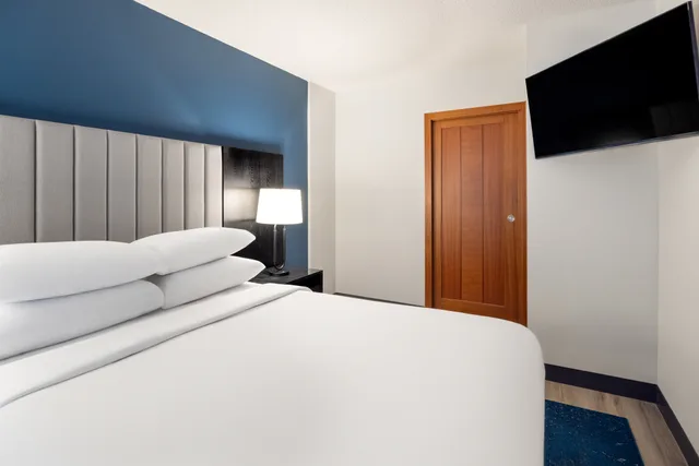 جناح بسرير كوين بغرفتين لذوي الإعاقة، Embassy Suites By Hilton Montreal 1/6