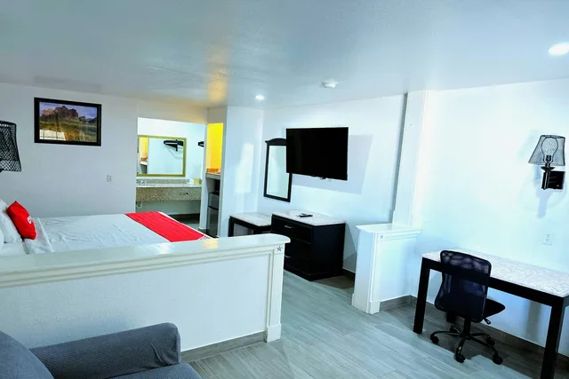 غرفة بسرير كينج للمدخنين، Three Rivers Executive Inn & Suites By OYO 3/8