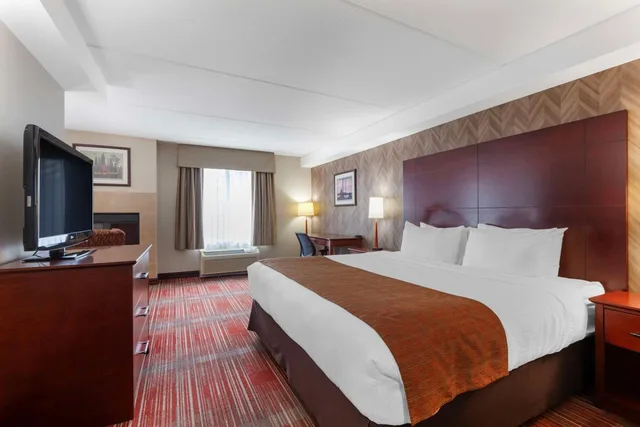 جناح بسرير كينج بجاكوزي، Best Western Plus Muskoka Inn 2/8