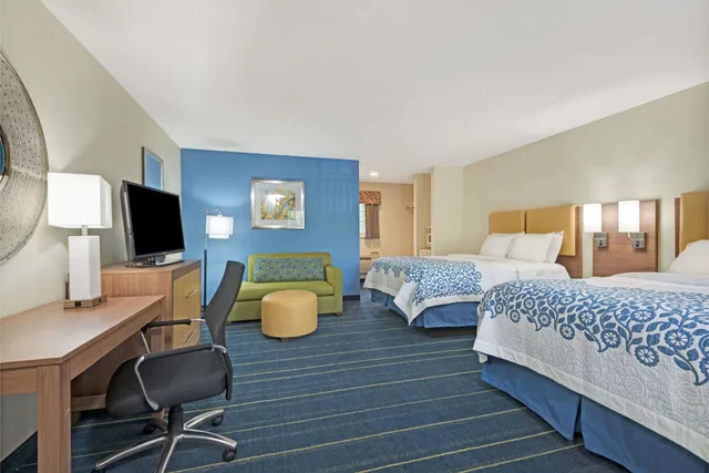 غرفة بسريرين مزدوجين، Days Inn by Wyndham Ridgefield 1/2
