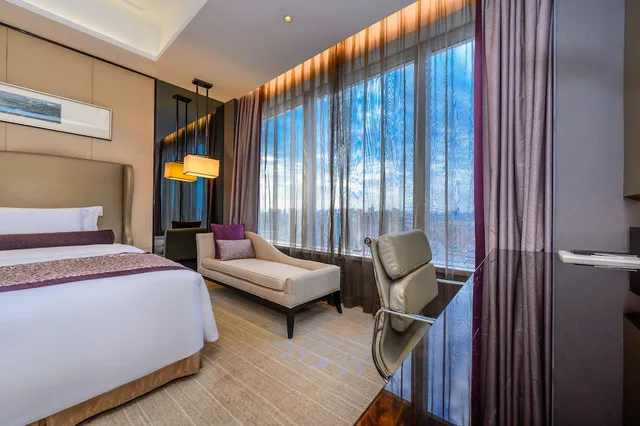 غرفة قياسية بسرير كينج مع دخول صالة النادي مع دخول الصالة، Crowne Plaza Huizhou 3/7