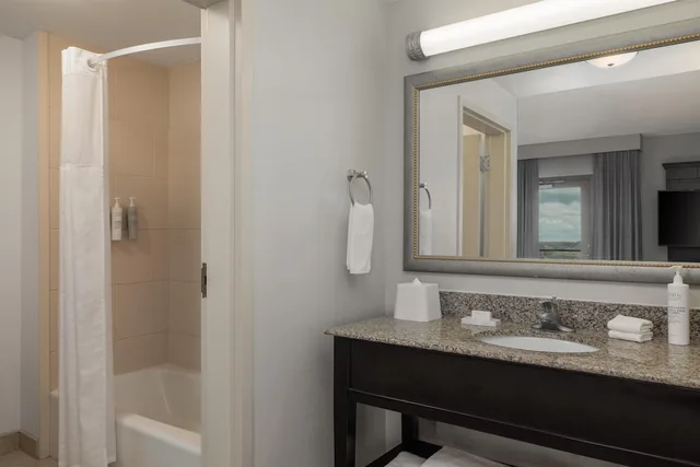 جناح استوديو بسرير كينج بشرفة مع أريكة، Hampton Inn And Suites Baton Rouge Downtown 2/4