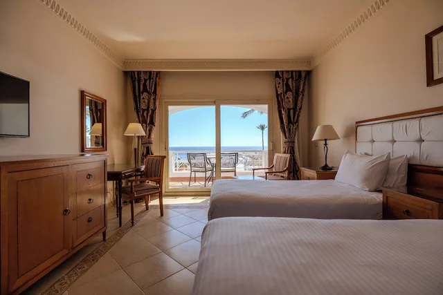 غرفة قياسية بسريرين منفصلين بشرفة، Continental Plaza Beach Resort 1/6