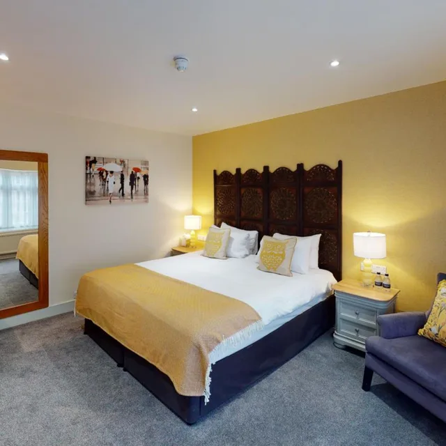 جناح جونيور، The Christopher Hotel 1/9