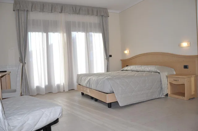 غرفة ثلاثية، HOTEL SELECT 1/6