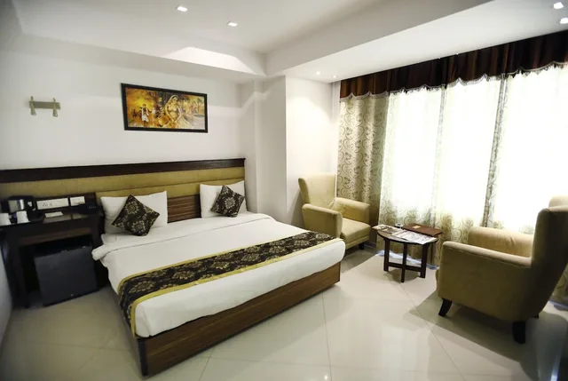 Superior, Queen Bed, City View, The Grand Radiant 3/7