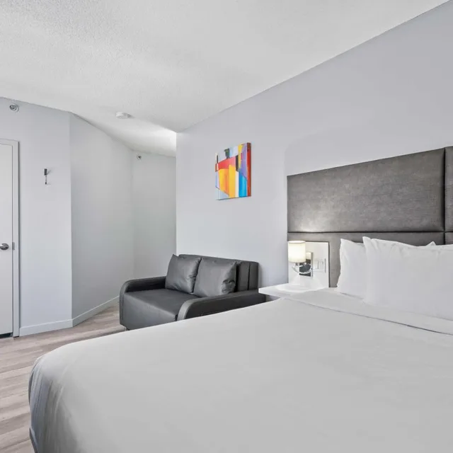 غرفة ركنية بسرير كوين مع أريكة، Travelodge Hotel By Wyndham Montreal Centre 1/10
