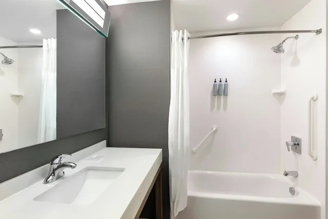 غرفة بسريرين كوين مع أريكة، COURTYARD ST. LOUIS ST. PETERS 9/10